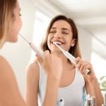 Se-brosser-les-dents-avec-brosse-electrique
