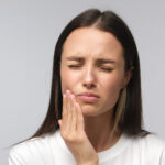 femme souffrant d'une perte d'émail sur les dents