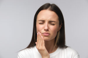 femme souffrant d'une perte d'émail sur les dents